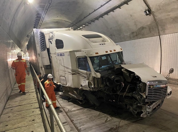 The driver causing an accident in Hai Van 2 Tunnel: “Fortunately, the container truck traveled in the Tunnel only having one way”