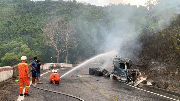 Handle burning trucks on Hai Van pass