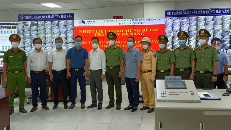 The Secretary of Da Nang City visits and encourages employees of Hai Van tunnel operation management center