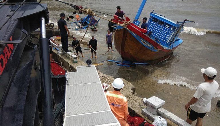 Deo Ca Tunnel Management Enterprise assists in rescuing sunken boat in Dai Lanh (Khanh Hoa)