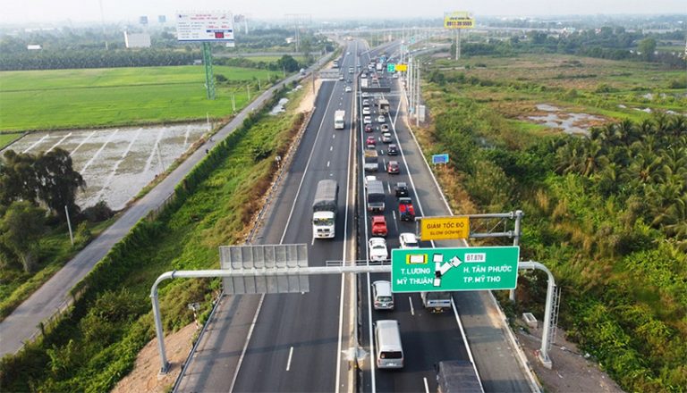 How many cars go on Trung Luong-My Thuan expressway after 1 month of operation?