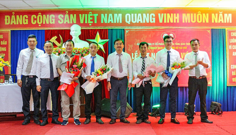 Chi Bộ Xí nghiệp vận hành hầm Hải Vân kết nạp đảng viên