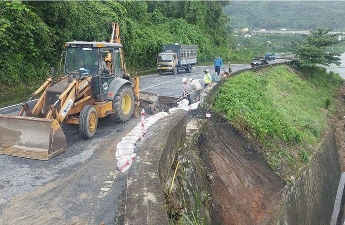 Xử lý kịp thời sự cố sụt trượt có nguy cơ mất an toàn đường sắt
