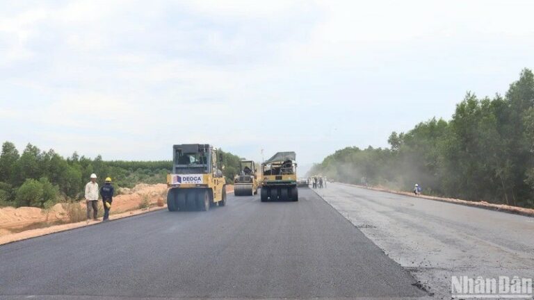 Triển khai thảm bê-tông nhựa trên cao tốc Quảng Ngãi-Hoài Nhơn