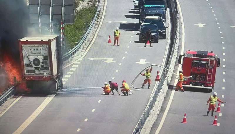 Kịp thời xử lý sự cố cháy xe tải trên cao tốc Cam Lâm – Vĩnh Hảo