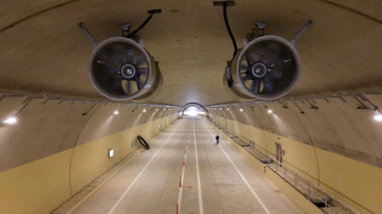 Bên trong hầm xuyên núi lớn nhất cao tốc Bắc – Nam