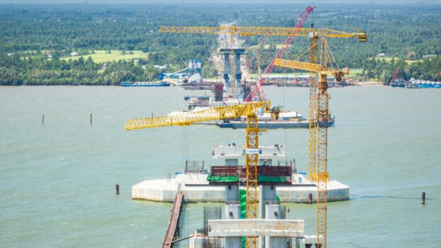 Vượt ‘bão giá’, cầu Đại Ngãi 1 dần thành hình trên sông Hậu